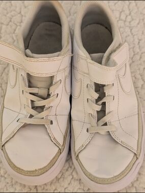 Good Condition:Nike Court Legacy Kids 2.5